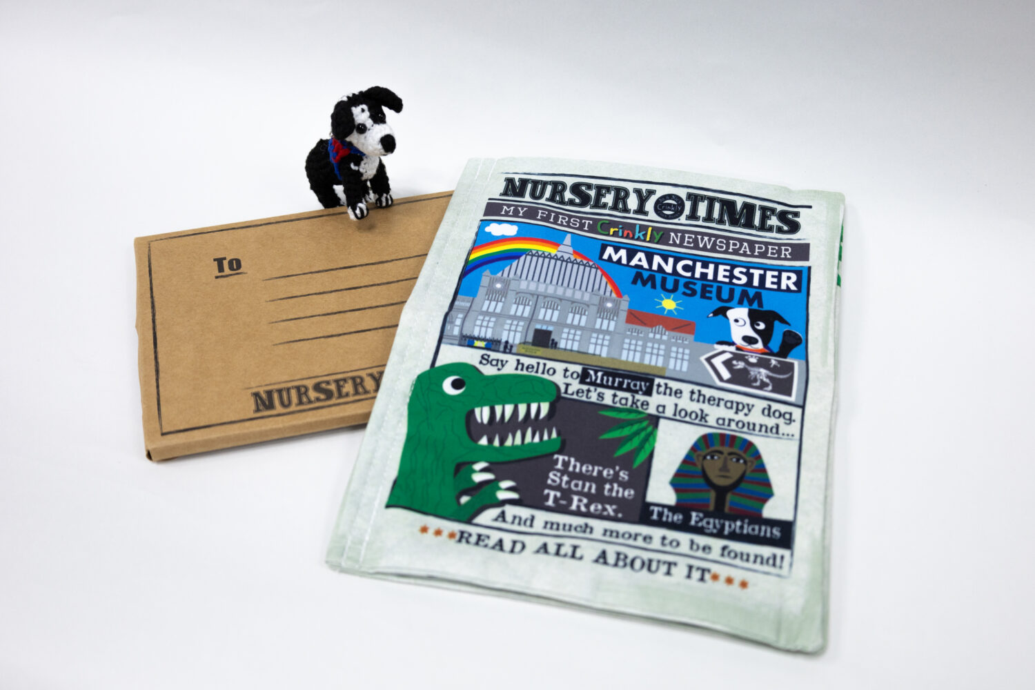 マリーのキーホルダーと『Manchester Museum Crinkly Cloth Newspaper』の写真 