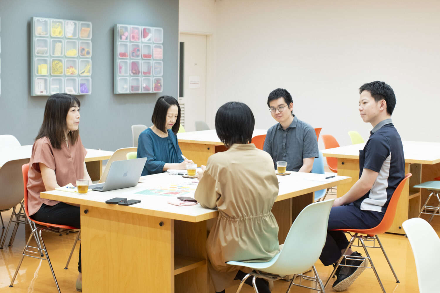 From the left, Ms. Kanahama, Ms Chigasaki, Ms. Inaniwa from aa-tomo (the near side), Mr. Fujioka, and Mr. Nomoto